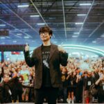 Pode ser uma imagem de multidão e texto que diz "OPAL o PAU"